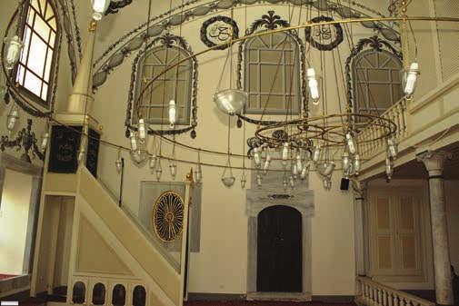 Resim 4. Cami iç mekanından görünüş. Resim 5. Mihrap ve minberin görünüşü. oluşan kalemişi düzenlemeler bulunur (Resim 4).