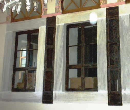 Cephede kütüphane, camiden alçak oluşu ve hafif dışa taşmasıyla belirgindir (Resim 15). Alay Köşkü Caddesi ne bakan iki penceresi, batı cephesine bakan üç penceresi bulunur.