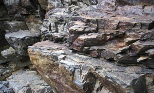 3- Kaya Zeminler Yumuşak kaya: Küskü, kıncı tabanca veya patlayıcı madde kullanılarak kazılan tabaklaşmış; kalker, marnlı kalker, şist, gre, gevşek konglomera, alçı taşı, volkanik tüfler (bazalt
