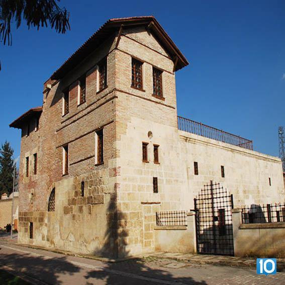 RAMAZANOĞLU KONAĞI Bugün Kültür Merkezi ve müze olarak kullanılan tarihi konak 1352 yılında kurulan ve 1608 de Osmanlı Devleti hâkimiyetine girinceye kadar Adana ve Misis yöresine hükmeden