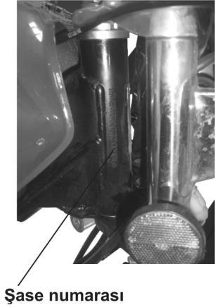 Motor numarası (1) motorun sol tarafına koruyucu kapak üzerine yazılmıştır.