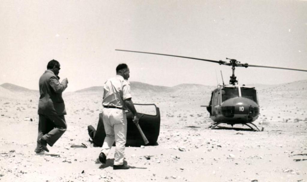 İşte bir demet resim daha: İsrail Dış İşleri yetkilisi Haymke Levkov ile Molla Mustafa Barzani'nin Negev Çölü ndeki helikopter gezisi İlişkiler siyasi ve askeri bağlamda kalmayıp karşılıklı verilen