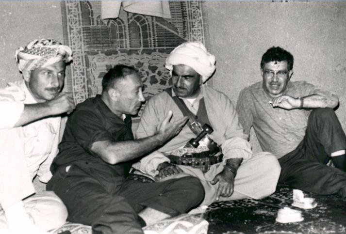 Mustafa Barzani ziyaretlerinden birinde İsrail Hava Kuvvetleri Komutanı General Moti Hod ile birlikte uçuşa hazır uçakları ziyaret ediyor. Ziyaretler tek taraflı olmuyor.