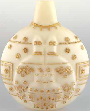 İdol El imalatı bej opal camdan eskitme dekorlu vazo. Handmade beige opal glass vase with antique-look decoration.