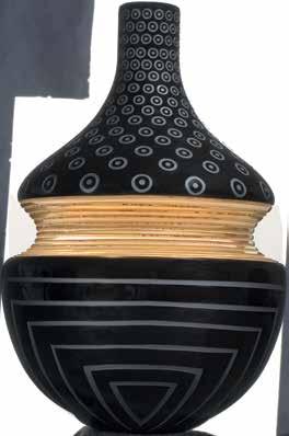 Nezir El imalatı siyah renkli camdan, altın yaldız dekorlu vazo. Handmade black colored glass vase with gold gilding.