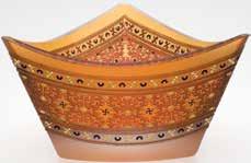 Ovolo Kase, el imalatı camdan üretilmiş, üzerindeki kesme dekorların tümü el işçiliği ile yapılmıştır. Bergamalı Vazo, Kase / Vase, Bowl El imalatı amber renkli camdan, vazo ve kase.