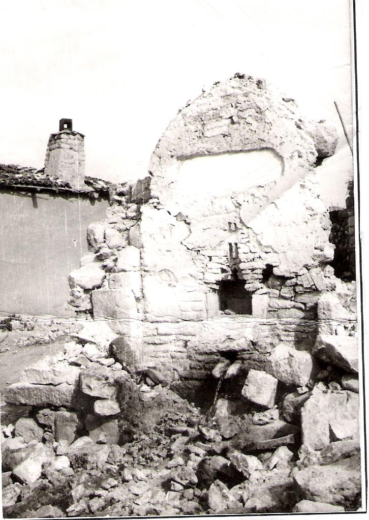 mevkiinde basit evlerin yıkılması (Karamanderesi, 2000).