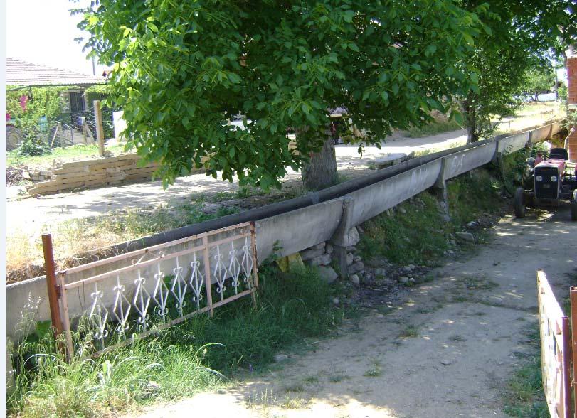 67 Alaşehir-Sarıgöl yolu ile birleşen Ödemiş-Kiraz asfaltı, olası fay morfolojisini kesmektedir.