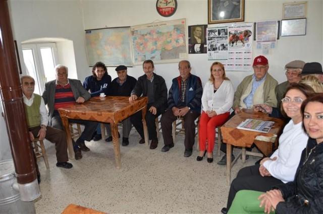 yaşayan yüz bir yaşındaki Penbe Can evinde ziyaret edildi. Dereköy Muhtarı Cemal Akhan ile birlikte yapılan ziyarette Bodrum Belediyesi ekibini gören Can, mutluluğunu gizleyemedi.