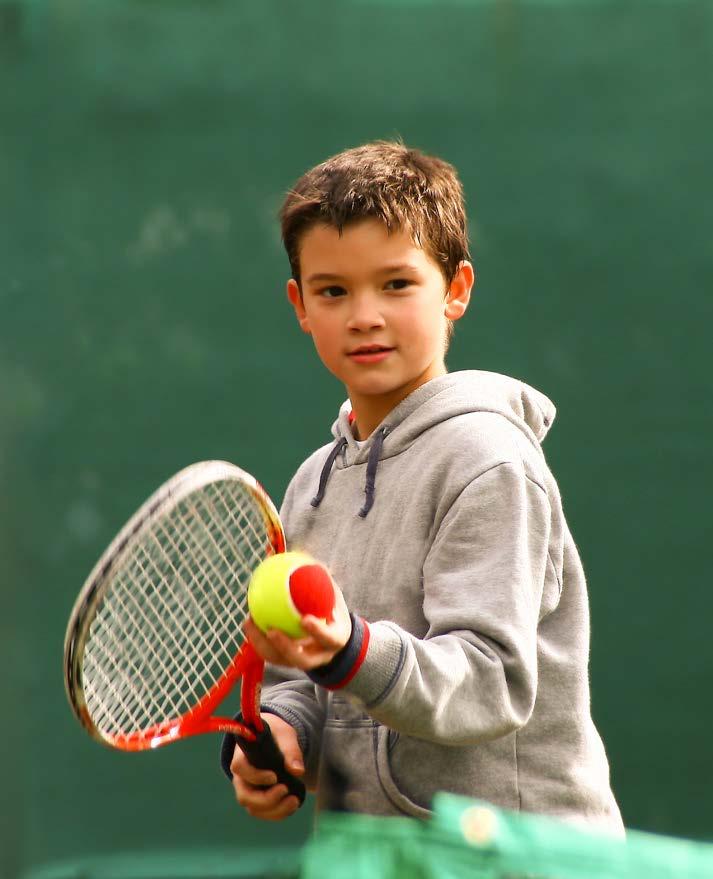 Tenis Tenis dikdörtgen şeklindeki kort adı verilen bir sahada iki veya dört kişi tarafından oynanan bir oyun. Topa raketle vurularak sahanın ortasındaki ağın üzerinden geçirilir.