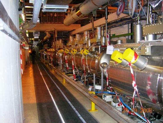 Demetler superiletken Radyo-Frekansı (RF) kovuklar tarafından hızlandırılır 11 proton makinelerinde hızlanma dert olmaz.
