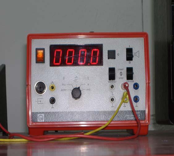 Daha sonra elektronik saatin (stop-clock) aralık seçici düğmesini s konumuna getiriniz. Güç kaynağı açıldığında Millikan odasını aydınlatan lambanın yandığını göreceksiniz.