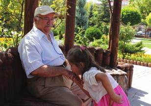 İmkân ve fırsat buldukça ziyaretlerine giderdi. Gücü oranında onlara maddi ve manevi destek olurdu. Peygamberimiz (s.a.), sütannesi Halime yi her gördüğünde Benim annem,