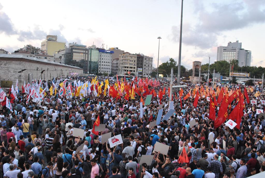 Kitlenin coþkusu, eylemi daha da önemli bir noktaya getirerek sokaktan geçen herkesin yürümesini saðladý. Sarýgazi emekçi halký, bu katliam giriþimini, alkýþlar ve ýslaklarla sürekli protesto etti.