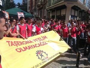 Direnişteki BEDAŞ işçileriyle söyleşi Haklarını aradıkları için işten atılan ve direnişe geçen BEDAŞ (Boğaziçi Elektrik Dağıtım Anonim Şirketi) işçileriyle direnişlerinin 16.