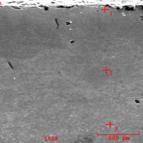 73 iken yüzeyden 400 µm derinlikte ise %1,399 ve 600 µm derinlikte ise %1,272 olarak ölçülmüştür. 600 o C de yapılan deneyde 7. çevrim sonunda mikro yapı ve EDS analizi Şekil 6.21 de verilmiştir.