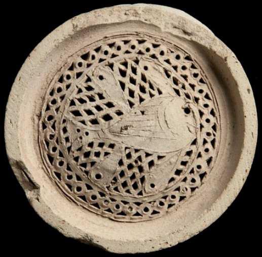 Fotoğraf 27-28: Balık figürlü seramik süzgecin ön ve arka görünümü (Kuwait National Museum The Al-Sabah Collection-LNS 600 C) İki balıklı süzgeç örneğinde (Foto.
