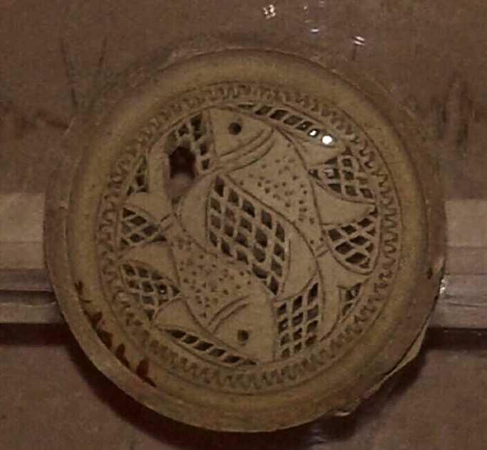 Fotoğraf 29: İki balık figürlü seramik süzgeç (Museum of Islamic Arts in Cairo-6651/2 Çap: 7 cm) Son örneğimizde yine zikzaklı bir çerçeve içerisine alınmış, merkezde bir kaz figürü ve onun üst arka