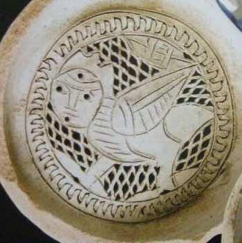 Fotoğraf 30: Siren-harpi figürlü seramik süzgeç Fotoğraf 31: Siren-harpi figürlü seramik süzgeç (Museum of Islamic Arts in Cairo-6529/1 Çap: 8 cm) (Museum of Islamic Arts in Cairo-6529/2 - Çap: 8 cm)