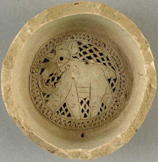 898-1921 Çap: 11.4 cm) Fotoğraf 7-8: Fil figürlü seramik süzgeçler (Kuwait National Museum The Al-Sabah Collection-LNS 39 C d / LNS 414 C) Aslan Figürlü Süzgeçler: Aslan figürlü örnekte (Foto.