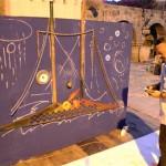 Heykeltıraş Rıfat Koçak, Yakaköy Mahallesi Dibeklihan Sanat Merkezi nde 4 kare tahtayla kapattığı bir alanı led ışıkları, aynalar ve balık maketleriye süsledi.