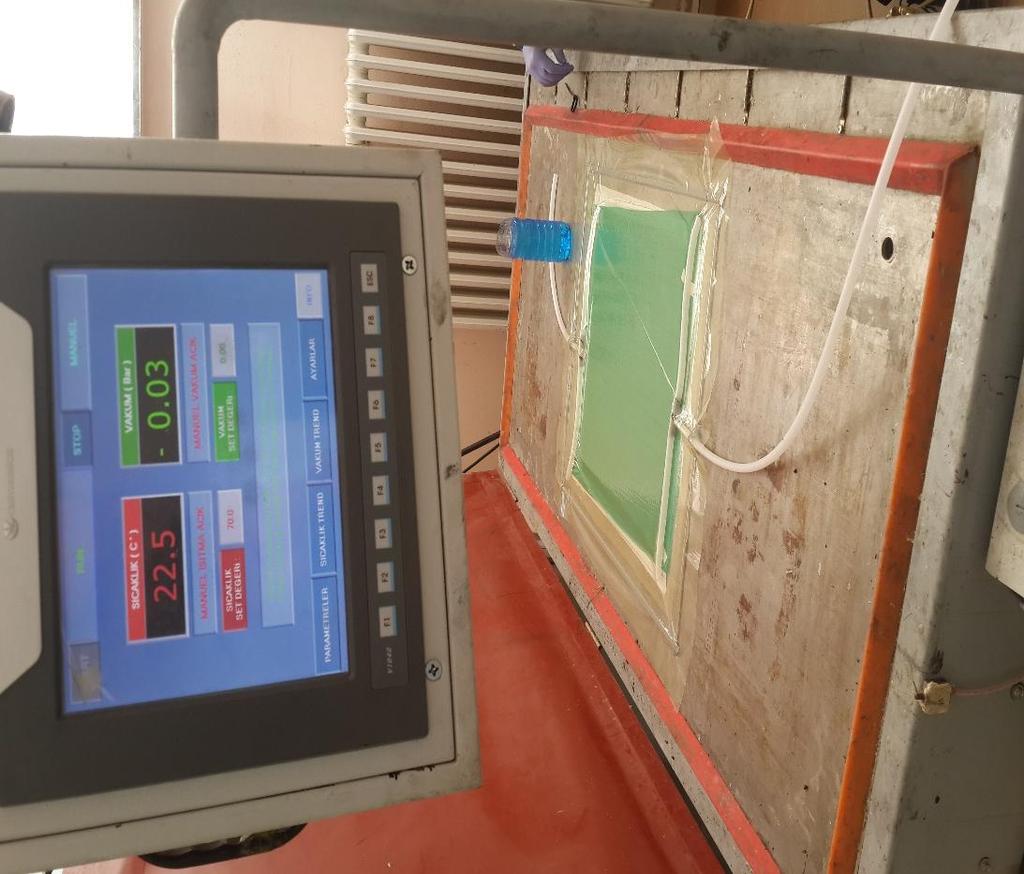 76 Labaratuvarında bulunan LCD kontrol panelli vakum infüzyon tezgahı kullanılmıştır (Şekil 3.7.). Şekil 3.7. LCD Panel Kontrollü Vakum İnfüzyon Tezgahı İlk olarak temin edilen karbon elyaf kumaştan, 2.