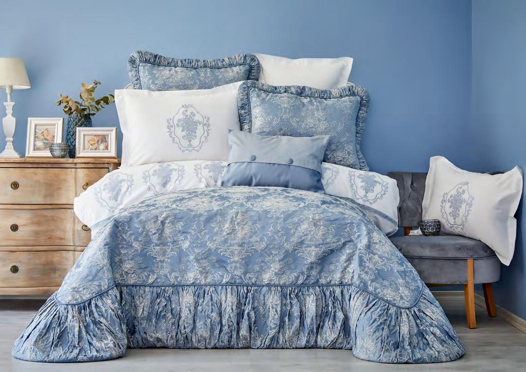 Fioretta mavi FNakışlı Saten Nevresim Takımı ve Yatak Örtüsü Seti Romantik ve klasik çizgilerin birleştiği Fioretta ile yatak odaları çok daha ihtişamlı Nakışlı Nevresim Takımı : Nakışlı Nevresim /