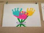 Öğretmen, makarnalar ve şönillerden çocukların çiçek yapmalarına  El baskısı