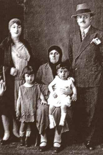 HÂFIZ SÂDETTİN KAYNAK İstanbul a Dönüş ve İlk Meslekî Tecrübeler 1920 yılında İstanbul a dönen Sâdettin Kaynak, hayatını kazanmak için çalışmaya başlamıştır.