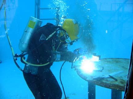 Kaynak sonrası eriyen metal tartılsa elektrotun ağırlığından daha fazla ağırlık olduğu görülür. Çünkü örtüdeki demir tozları da kaynak dikişine karışmıştır.