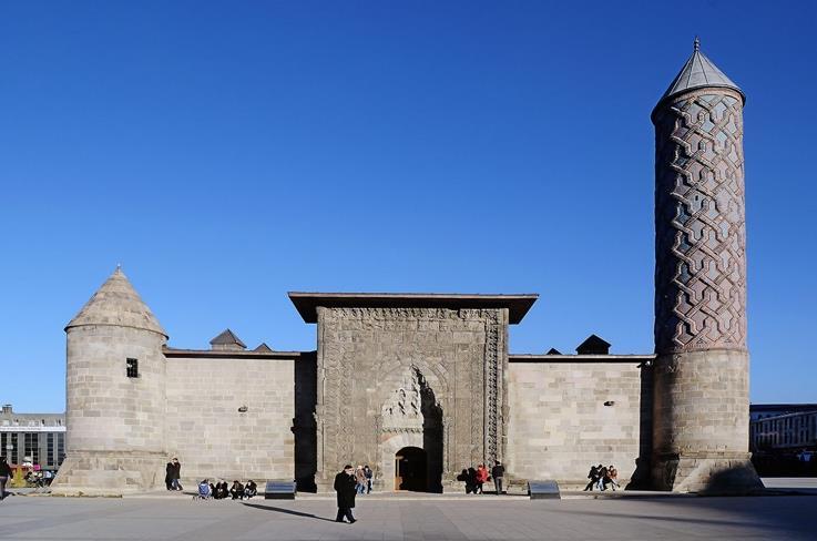 Oksijen bakımından zengin Palandöken Dağının eteklerinde yaģayan tarihi bir Ģehir olan Erzurum, önemli bir kültür mirasına sahiptir.