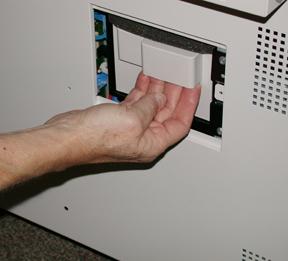 Torx tornavidasını kullanın ve kapağın sağ tarafı üzerindeki vidayı saat yönünün tersine (sola) çevirerek sökün. 3. Emme filtresi kapağını çekin ve çıkarın. 4.