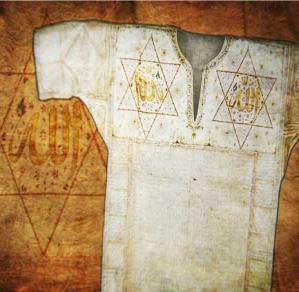 Resim 24. Hilye-i Şerif ve Kaside-i Bürdeyle işlenmiş Tılsımlı gömlekler. Gömleklerde ve Kaftanlarda sembolik değerler olarak birtakım şifreler kullanılmıştır.