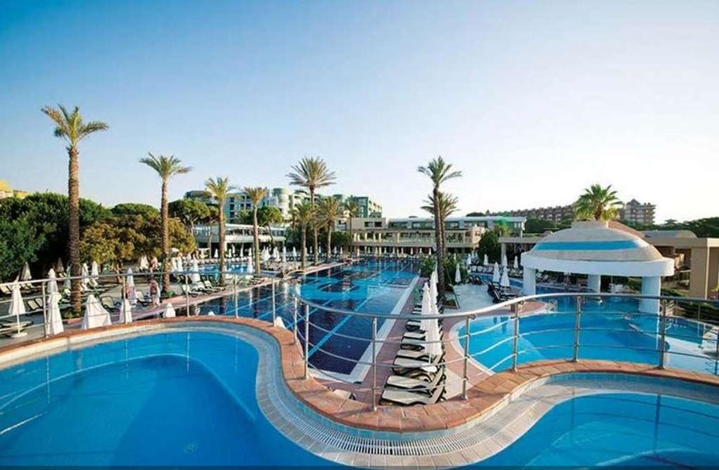 Otel Bilgisi Limak Atlantis De Luxe Otel & Resort Palmiye ağaçları ile çevrili olan Limak Atlantis De Luxe Hotel & Resort deniz kenarında muhteşem bir konuma sahiptir.