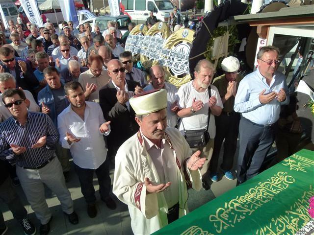 Cenaze töreninde bulunan ve Uslu yu gözyaşları ile uğurlayan Mahinur-Cemal Uslu Ortaokulu öğrencileri tabuta karanfil attı.