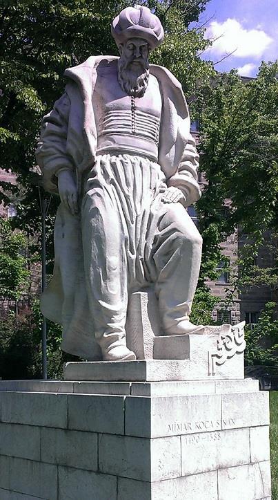 20 Resim 2.12. Hüseyin Özkan, Mimar Sinan Anıtı, mermer, 1956 Ankara Dil Tarih ve Coğrafya Fakültesi nin bahçesinde bulunan Mimar Sinan Heykeli mermer yontu tekniğiyle yapılmıştır.