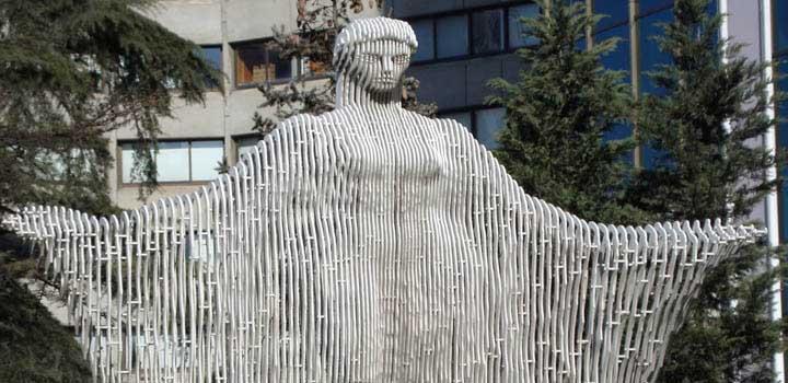 22 Koman a ait Stockholm de 12 heykel, Anıtkabir doğu kanadındaki frizler, Uluslararası Brüksel Fuarı Türk pavyonundaki heykel, Ankara Seymenler Parkı ndaki heykel, İstanbul da Divan Oteli ve Halk
