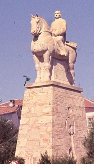 36 Resim 3.8. H. Atamulu, Nevşehir Atlı Atatürk Anıtı, taş, 4.5 m., 1961 Anıtın yapımında malzeme olarak yöre taşından faydalanılmıştır.