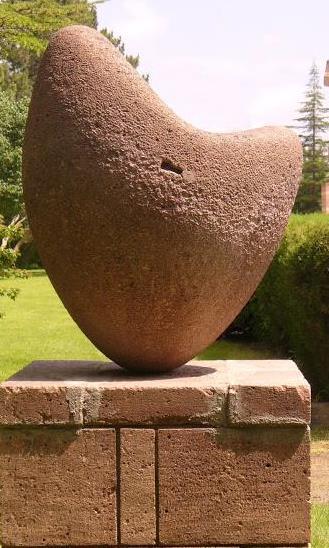 40 Resim 3.14. H. Atamulu, soyut, taş, 1.5 m., yaklaşık 1969-1972 Sanatçının küp biçimindeki kaide üzerine yerleştirdiği 1.