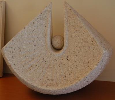 55 Resim 3.40. H. Atamulu, Soyut, taş, Kayseri, Resim 3.41. B. Hepworth, kavisli formu, 1955 42x38 cm Sanatçı bu heykeli çalışmalarında sıkça kullandığı taş malzemeden yapmıştır.