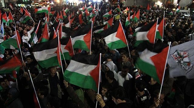 Gazze'de sevinç çığlığı Birleşmiş Milletler'de gözlemci devlet olma hakkını kazanan Filistin halkı hem bu hakkı hem de Hamas'ın kurluşunu kutlamayı sürdürüyor.