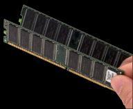 SDRAM başlangıcını 1996'da DIMM (Dual Inline Memory Module) yani çift yönlü bellek modülü ile yaptı.