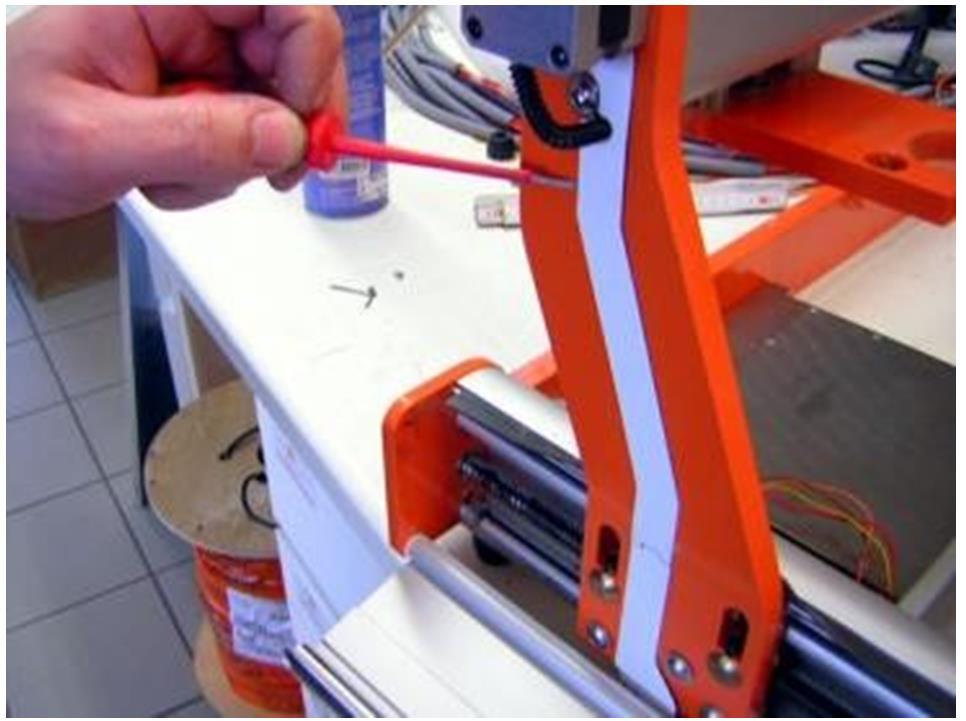 STEPCRAFT CNC / 3B sistemini yan yatırın ve ana karta ulaşmak için kapağı sabitleyen iki vidayı sökün.