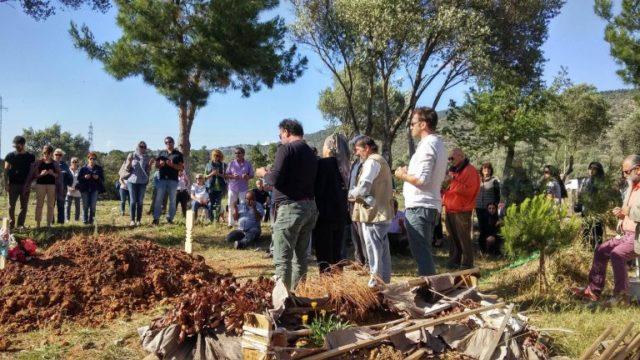 KOÇAK AİLESİNİN ACI GÜNÜ Bodrumlu sanatçı ressam Ali Koçak ın kızı Elif Koçak (43) geçirdiği hastalık sonucu hayatını kaybederek, bugün Kızılağaç ta toprağa verildi.