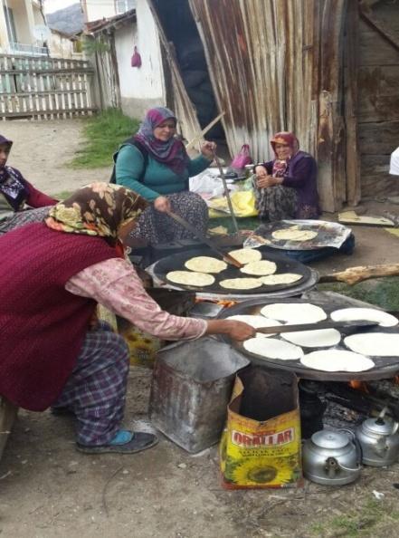 Sacın üzerinde önü arkası çevrilerek pişirilir. Günümüzde ise ekmekler evlerde nadiren yapılmaktadır.