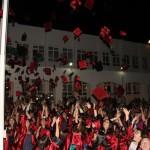 Asena Gürpınar, okul müdürü Süleyman Özcan la birlikte okul kütüğüne birincilik armasını çaktı. Bodrum Anadolu Lisesi 2013-2014 döneminde 140 öğrenci mezun verdi.