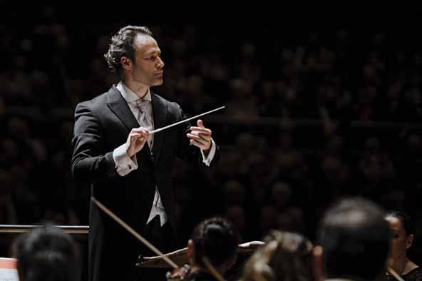 ÖZGE BALKAN ilk performansı olan Figaro nun Düğünü nde Tokyo Filarmoni Orkestrası nı yöneten sanatçı, Zürih Tonhalle de izleyicisiyle buluştu; ayrıca 2016 ve 2017 de Viyana Filarmoni ile birlikte