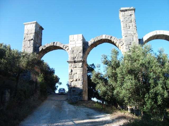 09 Haziran 2012 Cumartesi Skala Erosou Mikonos için tekneyi hazırlıyoruz. Uzun uğraşıdan sonra rıhtımdaki su-elektrik kutusunu çalıştırmak için 5 ya plastik kart aldık.