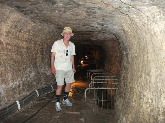 Samos un herhalde görülmesi gereken en önemli yeri, Pithagorion a 2 km kadar mesafedeki Eupalinus Tüneli dir. İlk işimiz tünele gitmek. 1.040 metre uzunluğundaki yeraltı su kemeri günümüzden 2.