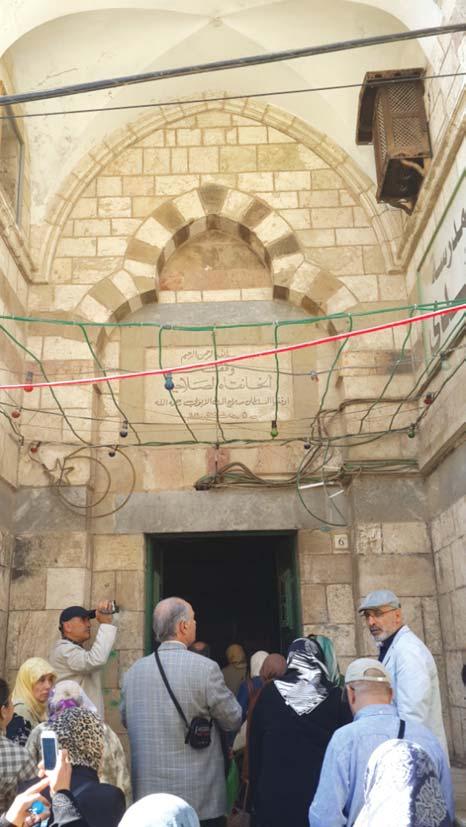 Kudüs, Sultan Selahaddin Eyyûbî Hângâhı giriş kapısı. virmiş, Nureddin Zengi nin hazırlatmış olduğu minberi de oraya koymuştur.